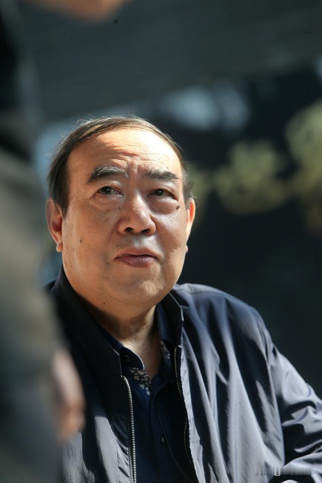 贾平凹说：混得差的男人关心政治，经济不好的地方饭馆多；雌雄同体的人往往是人中龙凤