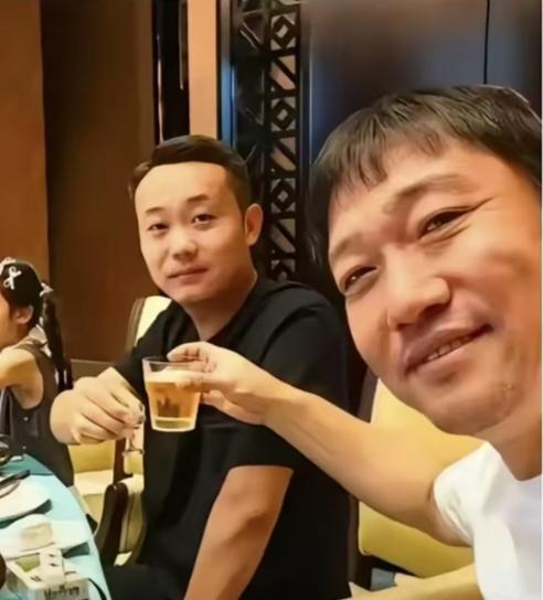 贾冰这人太少见了
突然理解了一点，人与群分，看那些出了名的人，还有几个还在和小时