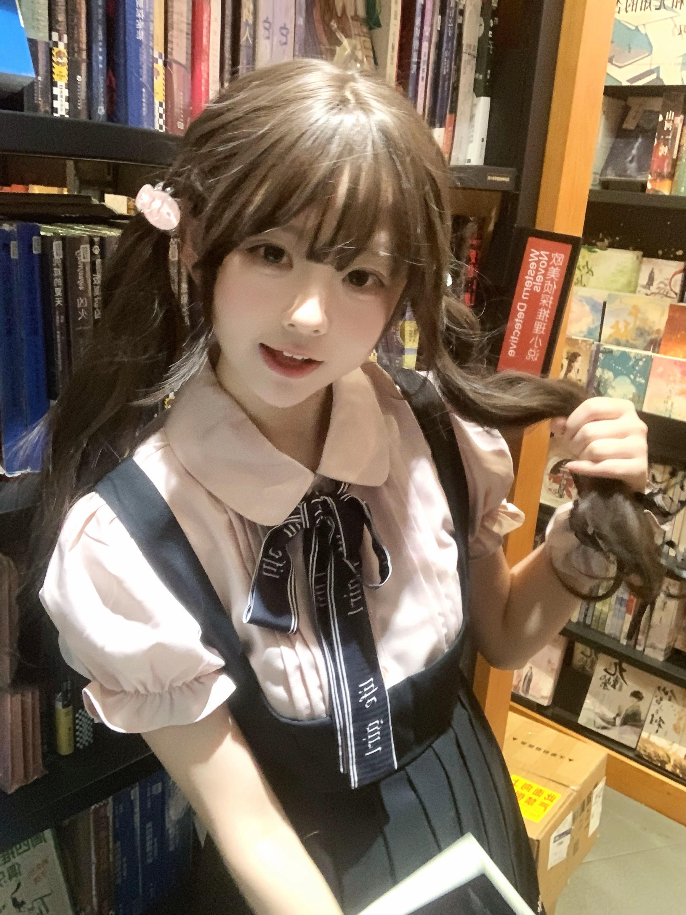 书店这样拍好出片～。书店就整点安安静静的氛围感就好啦