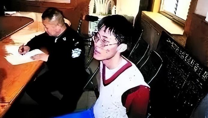 2002年，清华大三学生刘海洋拎着一瓶浓硫酸浇向动物园五只黑熊，当年全国骂声一片