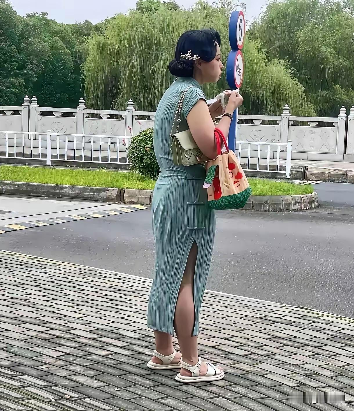 妹子这身材、这体态，穿上旗袍简直是糟蹋了这传统美服。
很多人都说，女人穿旗袍时最