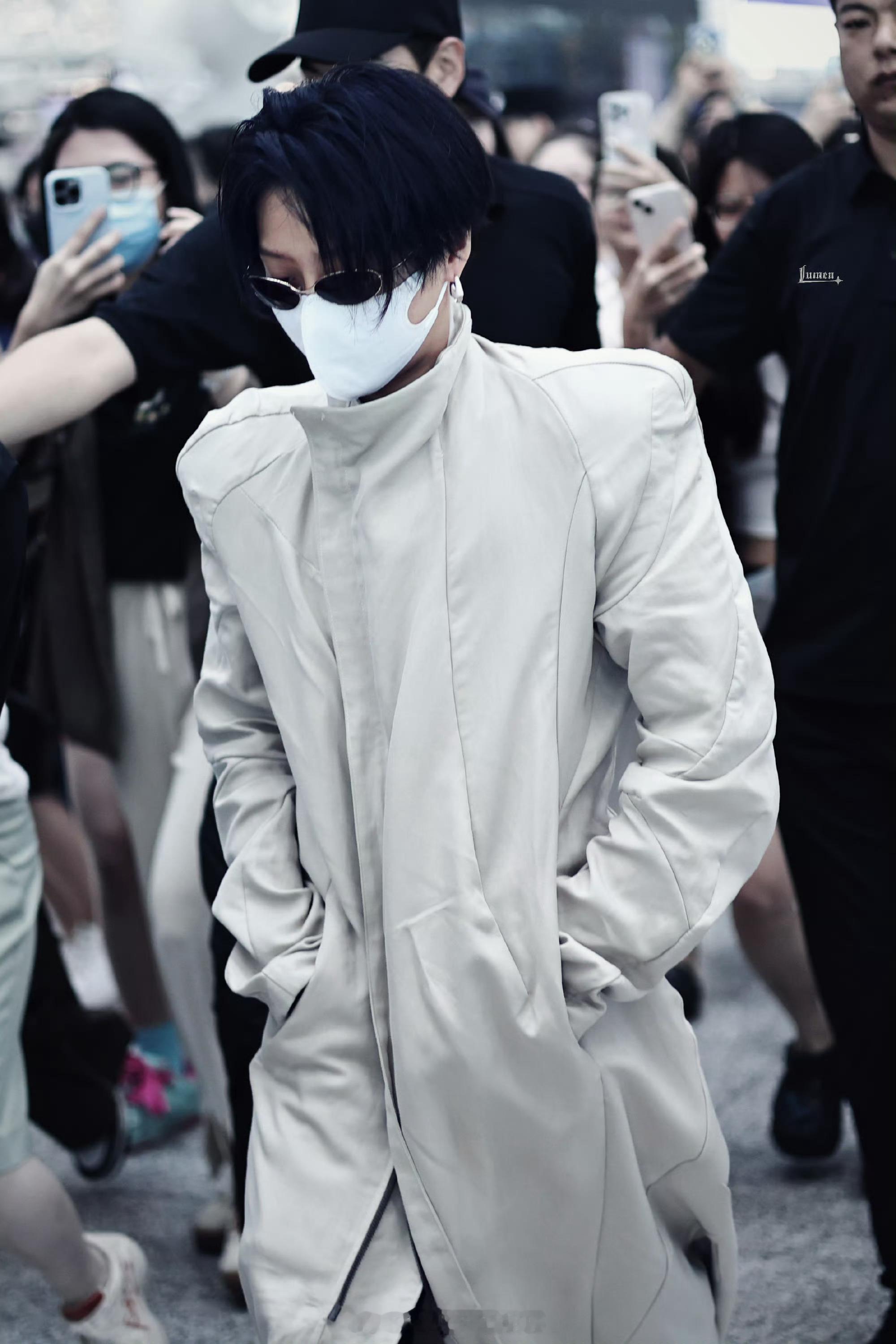 刘雨昕今日机场出发路透来了，这是要去北影开幕式了吗