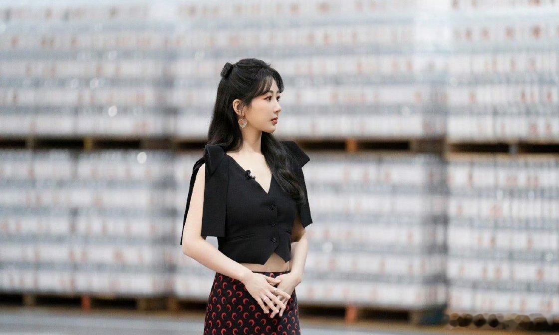 啊，不懂就问，难道杨紫是得罪她的造型师了吗？这一身的搭配真的是让人觉得非常的雷感