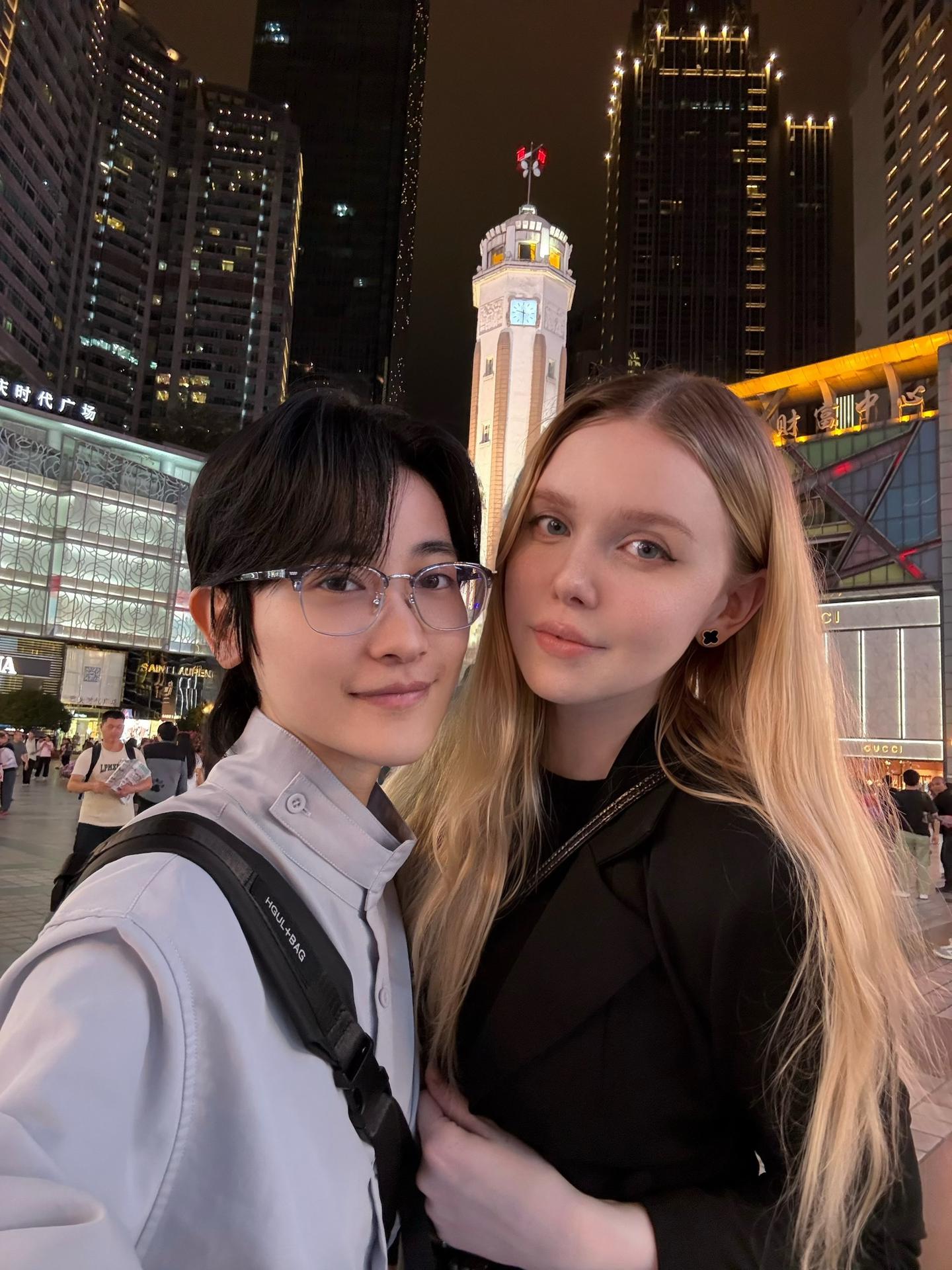 两颗心，于大城中相遇。