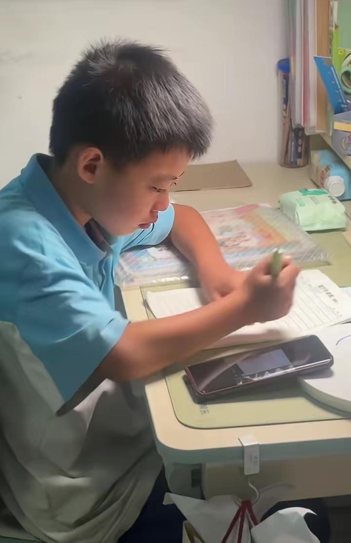 一爹辅导娃作业急眼了，抄起石榴就砸孩子，结果第二天娃脾脏破裂进了抢救室，辅导作业
