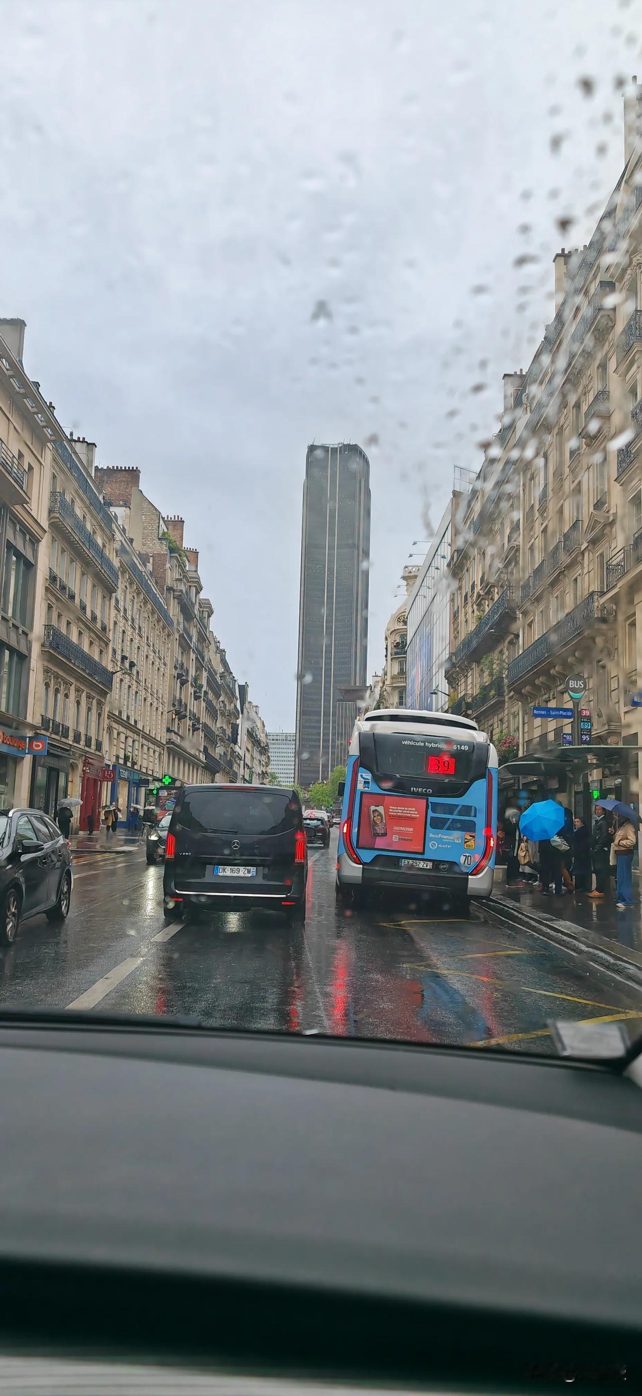 雨后的巴黎街道
干净又卫生
巴黎来过多次，在巴黎圣母院还保存完好的时候也去看过，