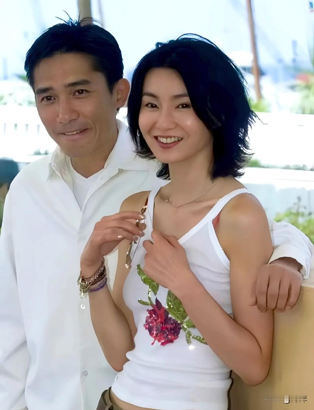 2000年戛纳电影节，梁朝伟与张曼玉带着《花样年华》亮相，这张白衬衫配碎花吊带的