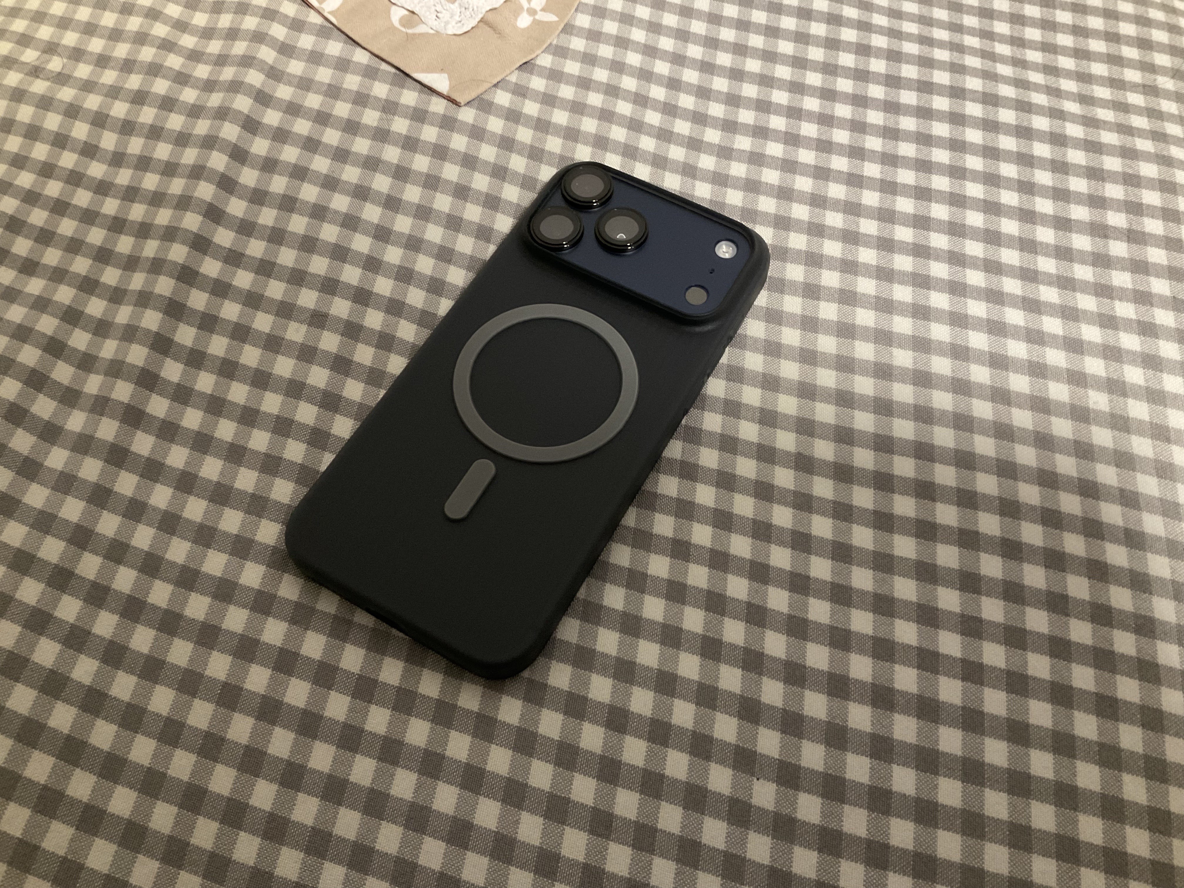 深蓝色iPhone17ProMax 搭配轻楞透黑磁吸晒单轻约 12.5 克的超薄