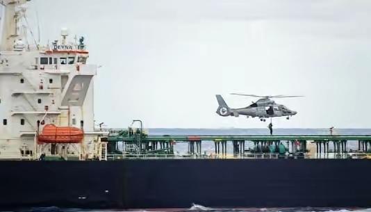 地中海海域突然炸出大消息，昨天法国海军没留半点情面，直接在海上拦下一艘正在航行的