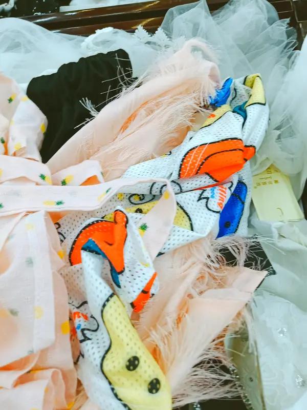 女子网购童装穿脏后多次退货被拒，竟辱骂商家“关门大吉”，此事件引发广泛关注。
近