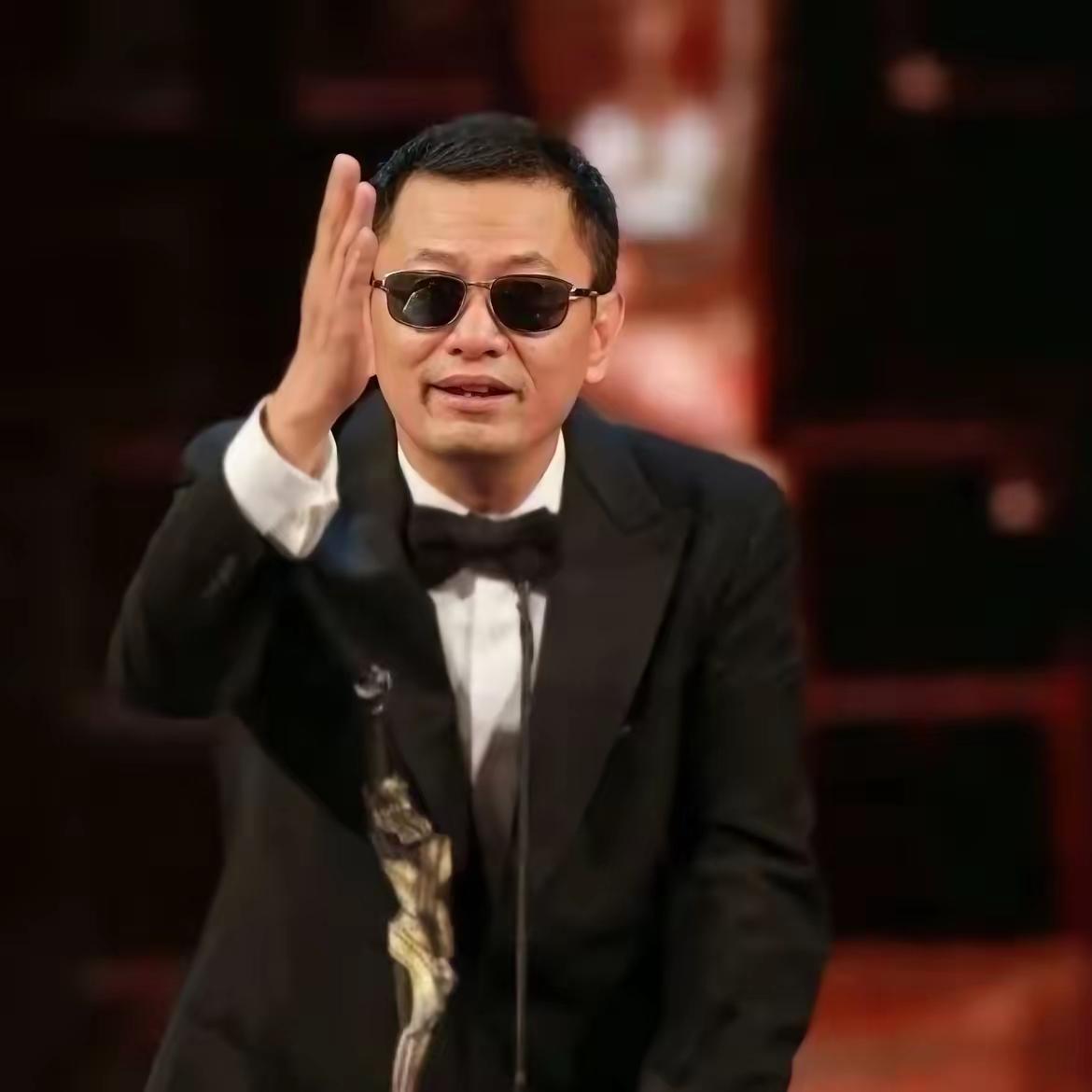 “墨镜”导演和编剧秦的那段录音，虽然听着不舒服，但是又能怎么样呢？我敢肯定，唐和