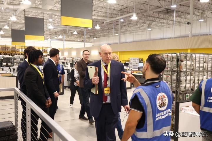 美国助理检察官Robert Renner巡视洛杉矶县的选票处理中心，人们对计票速