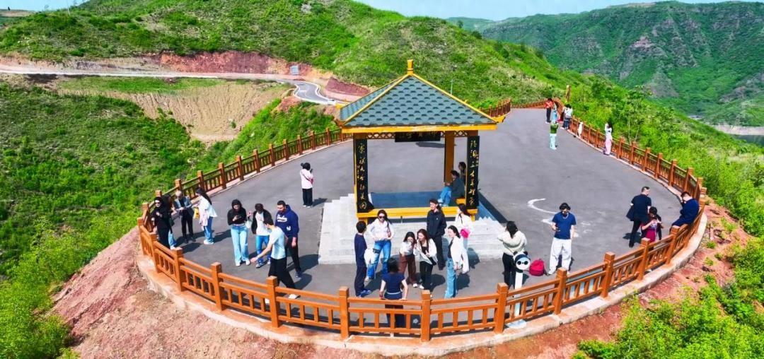 2026年4月，西安外国语大学带着一帮欧洲年轻人，跑到了山西垣曲的大山里。

不