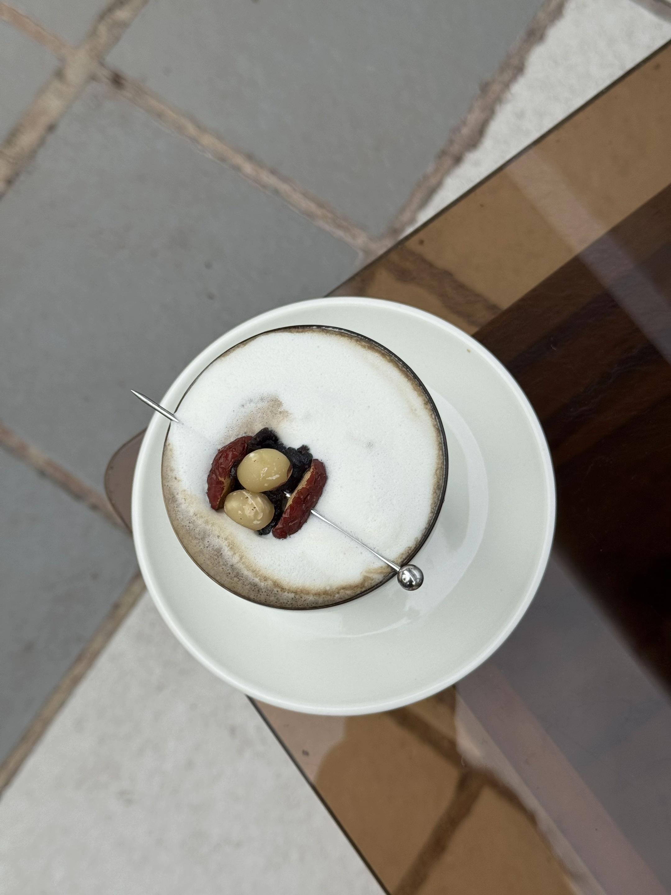 去找好朋友的时候，从新街口24号口出来，我看到了新街口24口有个穿着工...