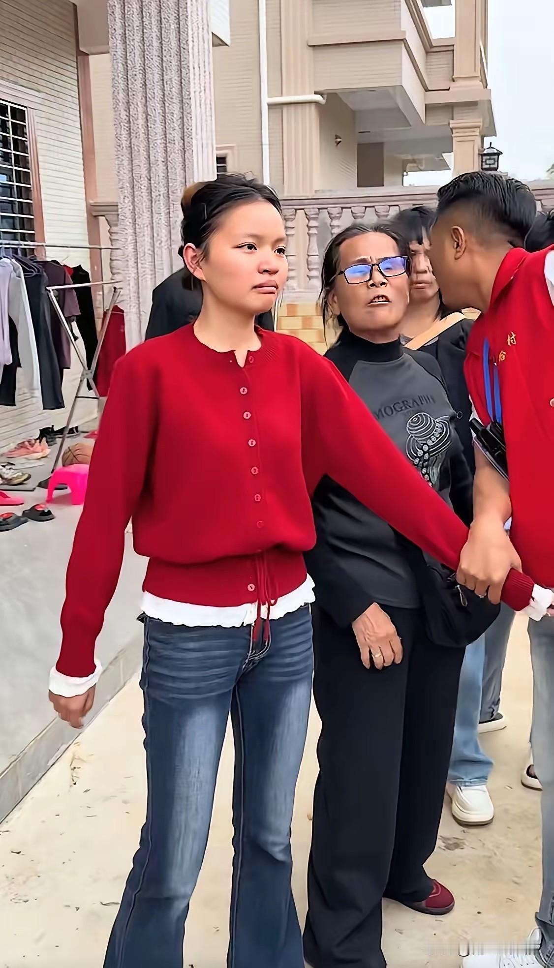 “妈祖祭祀上耍小聪明？把预定的姑娘换成关系户，结果仪式卡壳‘不显灵’，最后还得灰