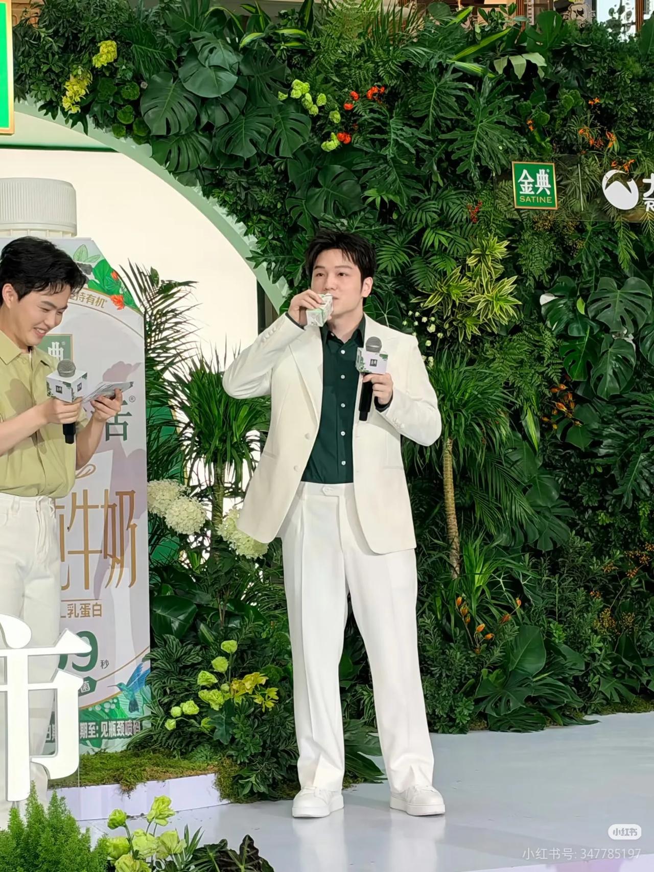 东东喝起来真的很美味的感觉，代言人选的太对了！😄😄