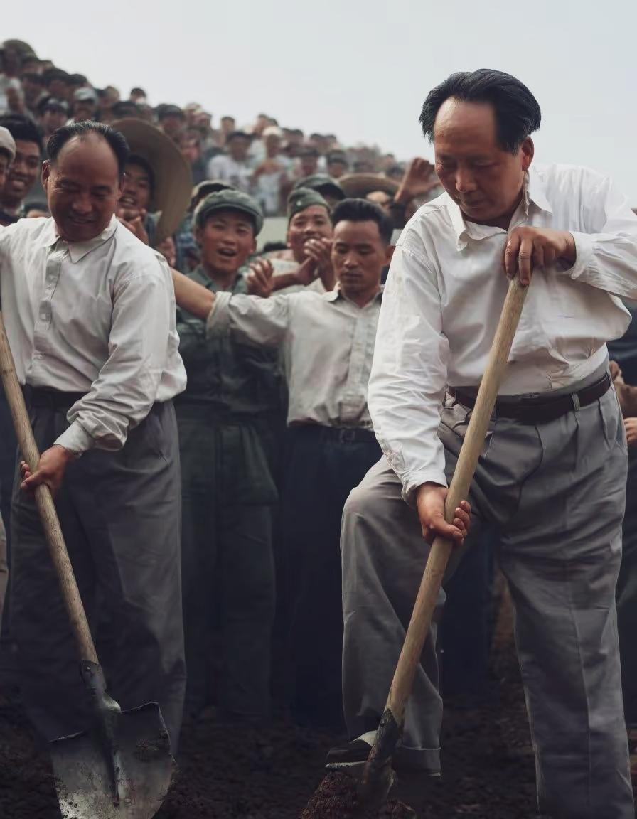 “劳动竞赛现在开始！”那年，在建设工地上，毛主席听到号声挥鍬就上，一马当先；彭真
