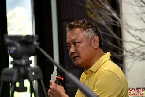 演完贾宝玉，欧阳奋强再没演过戏。
欧阳奋强这人，从小对演戏感兴趣，早早进了峨眉电