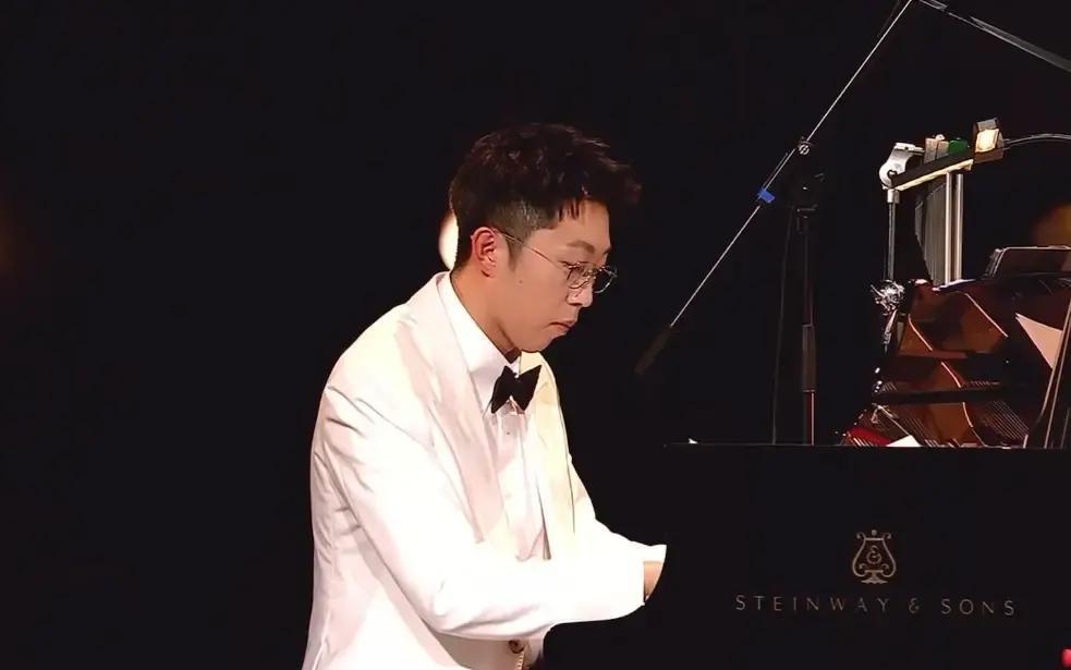 500万新债，帅脸也扛不住
 
去年才说翻身，转眼又添半亿。两首歌词写完，连利息