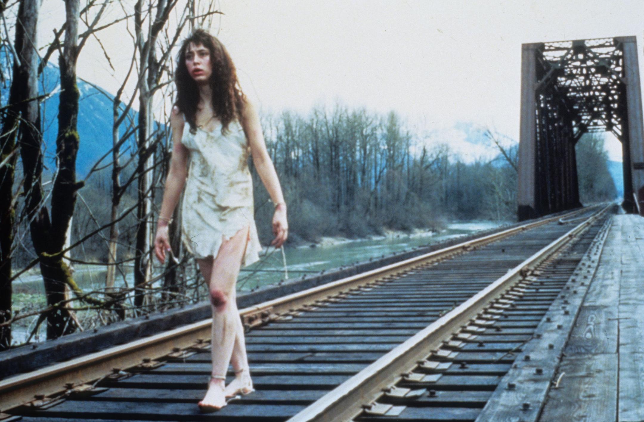 36年前的今天，大卫·林奇导演的《双峰》第一季在美国首播，如今早已成为史上最佳悬