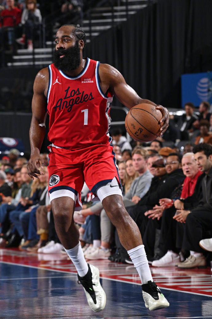 灰熊16分逆转快船  双双携手把局出 灰熊112-107逆转快船，两队同时NBA