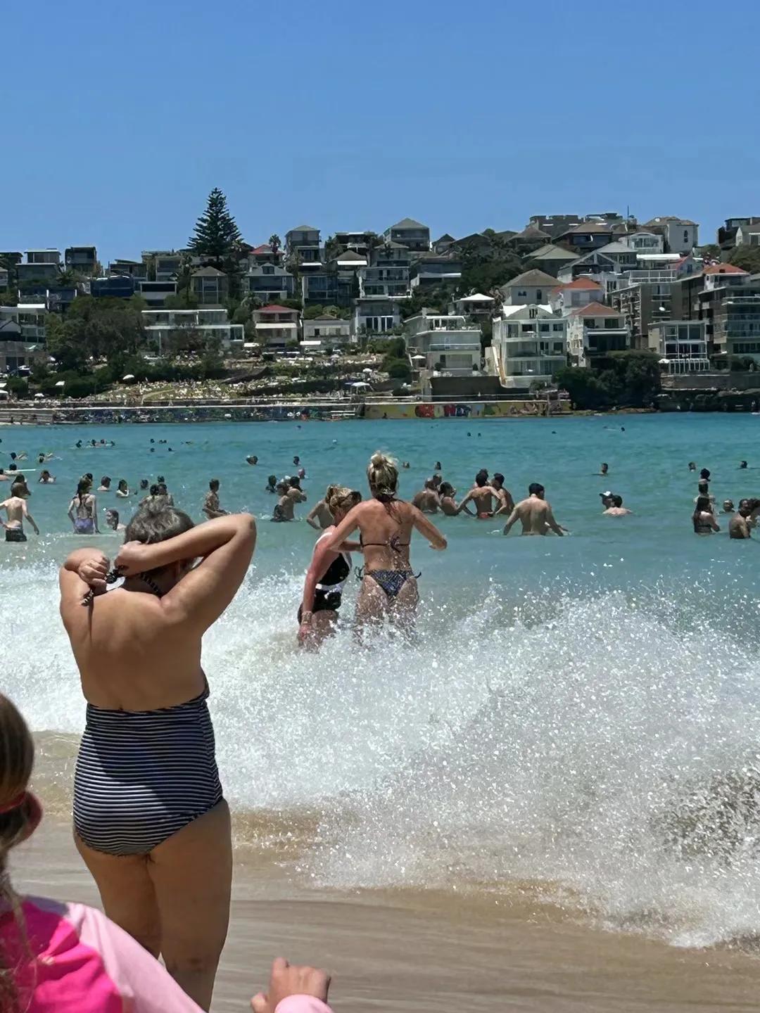 25✈️🇦🇺终于来到我的梦中情滩bondi🏖依旧完全拍不出来多层次色彩。