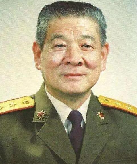 1975年正在训练的王英洲突然被军长叫去办公室，他忐忑是不是来劝他退伍的，没想到