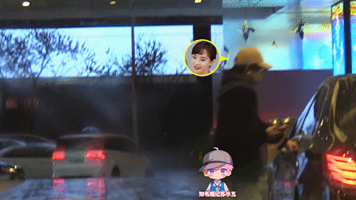 孙俪带等等小花逛商场 有自媒体拍到孙俪带孩子们一起逛商场，儿子等等和司机一起到地