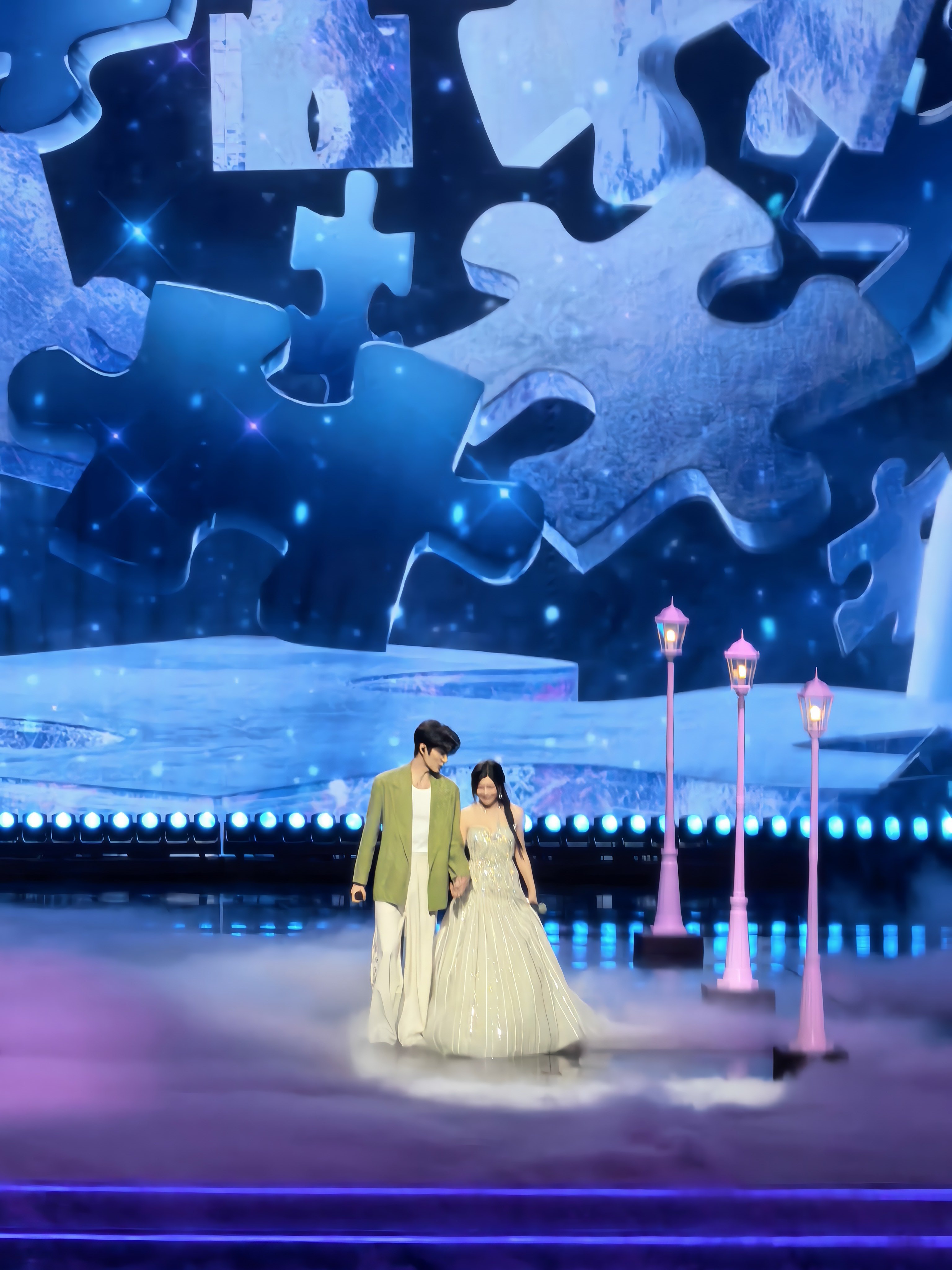 陈妍希靠周柯宇肩上  新的糖又来了！！！陈妍希周柯宇《早安晚安》 陈妍希发言导播