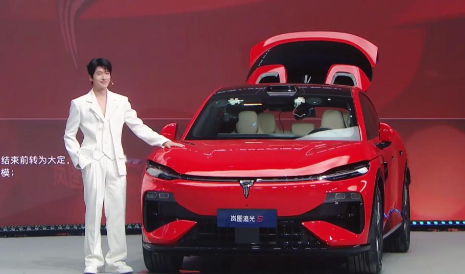 岚图追光S开启预售，30.99万元起。新车定位年轻化旗舰轿车，全系标配华为乾崑智