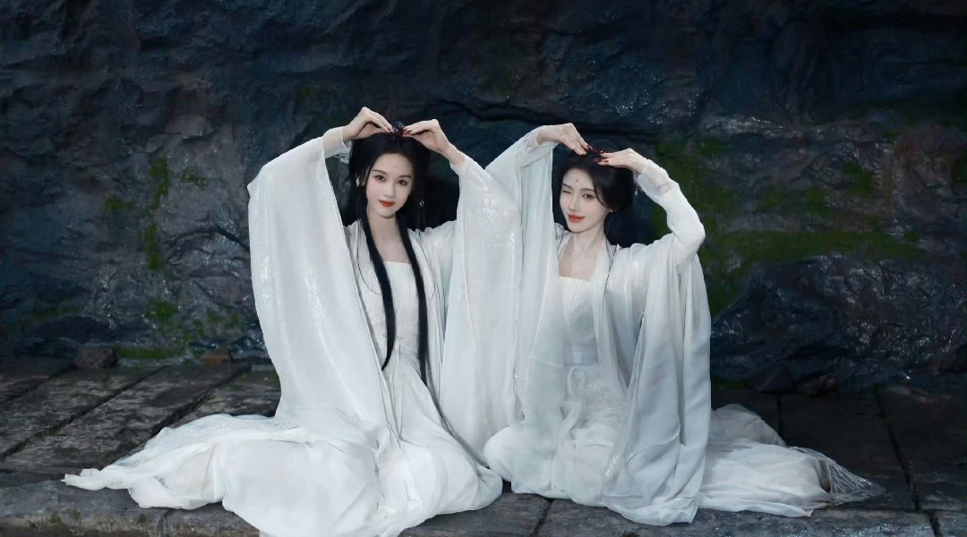 鞠婧祎陈都灵月鳞绮纪合照[求关注]姐姐们你美 ​​​