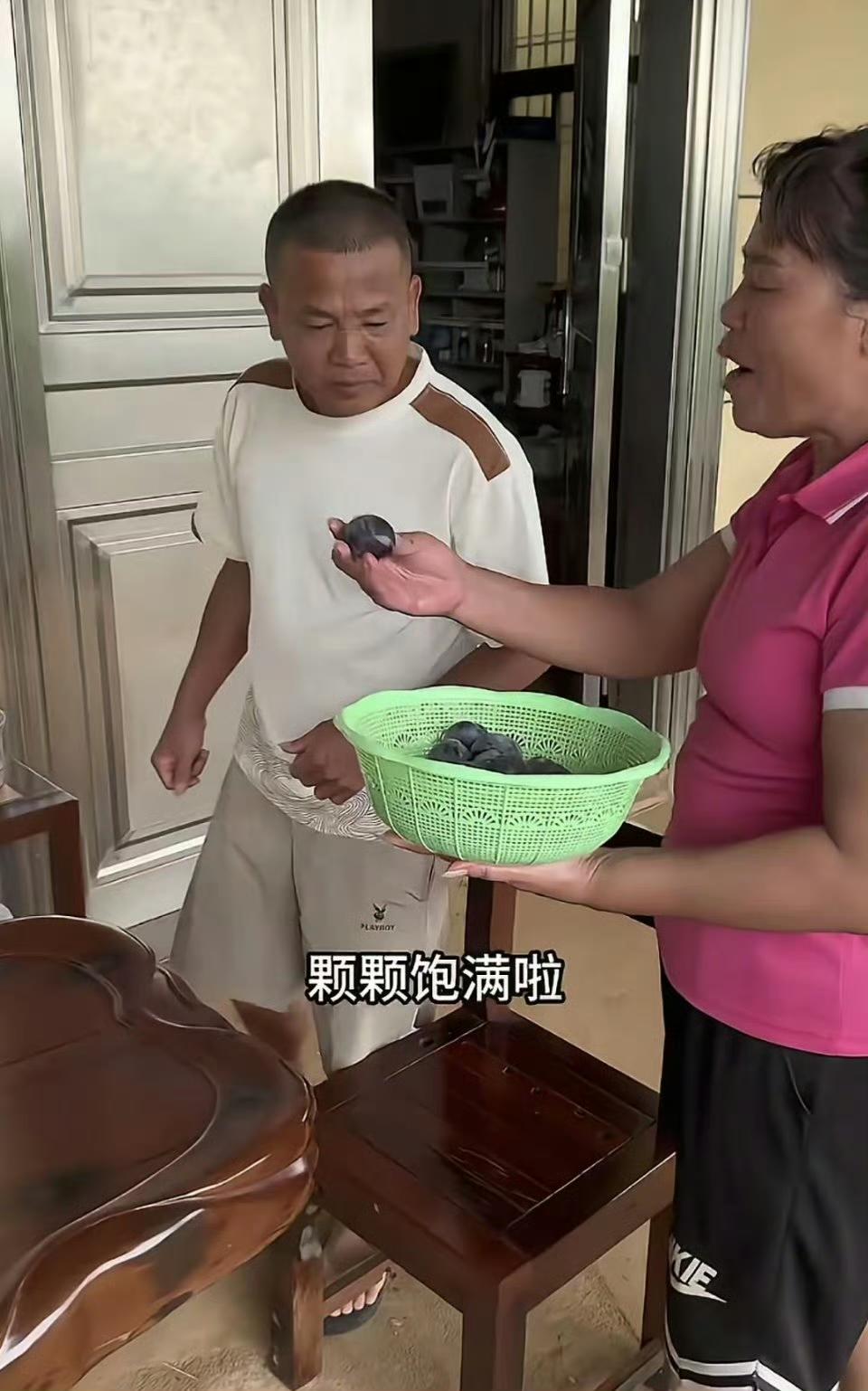 全文茂：红婵啊，咱家店今天开业啦，名字就叫"全文茂农产品特价批发仓"，你爸我特意