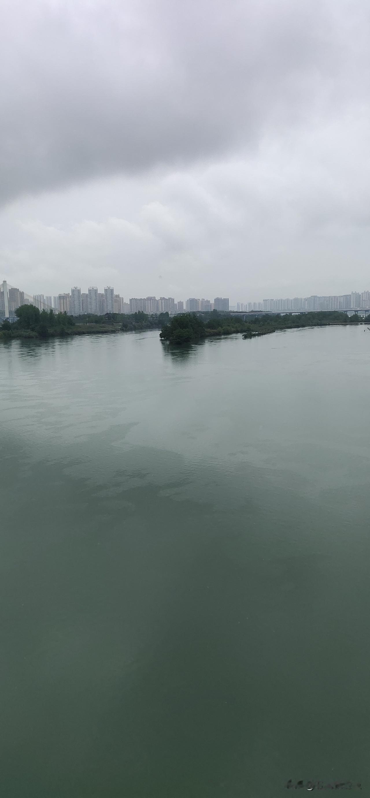 阴天的江景，真的有种独特的魅力。我之前去江边，赶上阴天，那场景就跟画似的。江水平