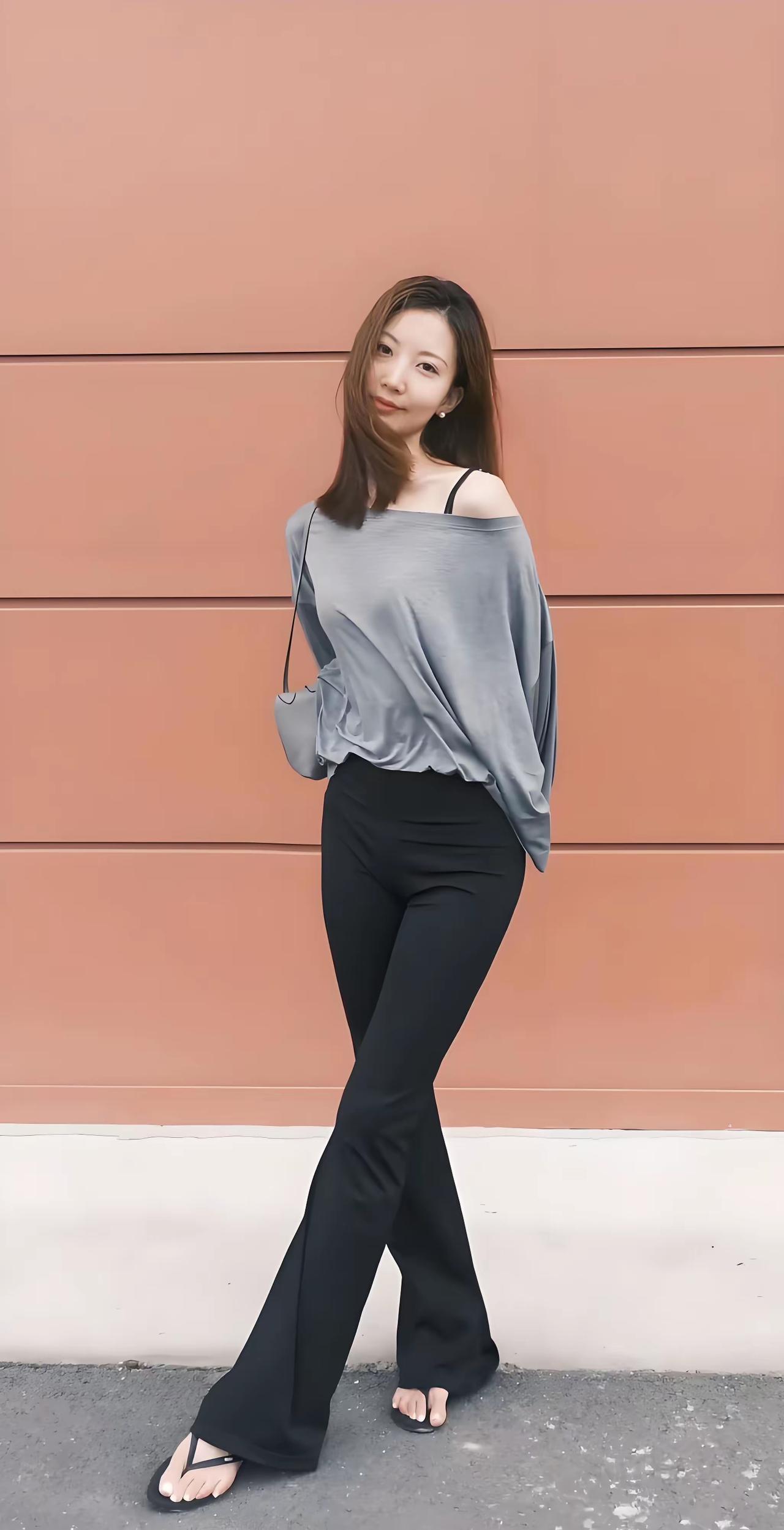 优雅气质穿搭，灰色露肩上衣搭配黑色阔腿裤，轻松打造都市女性风范。灰色系职场穿搭 