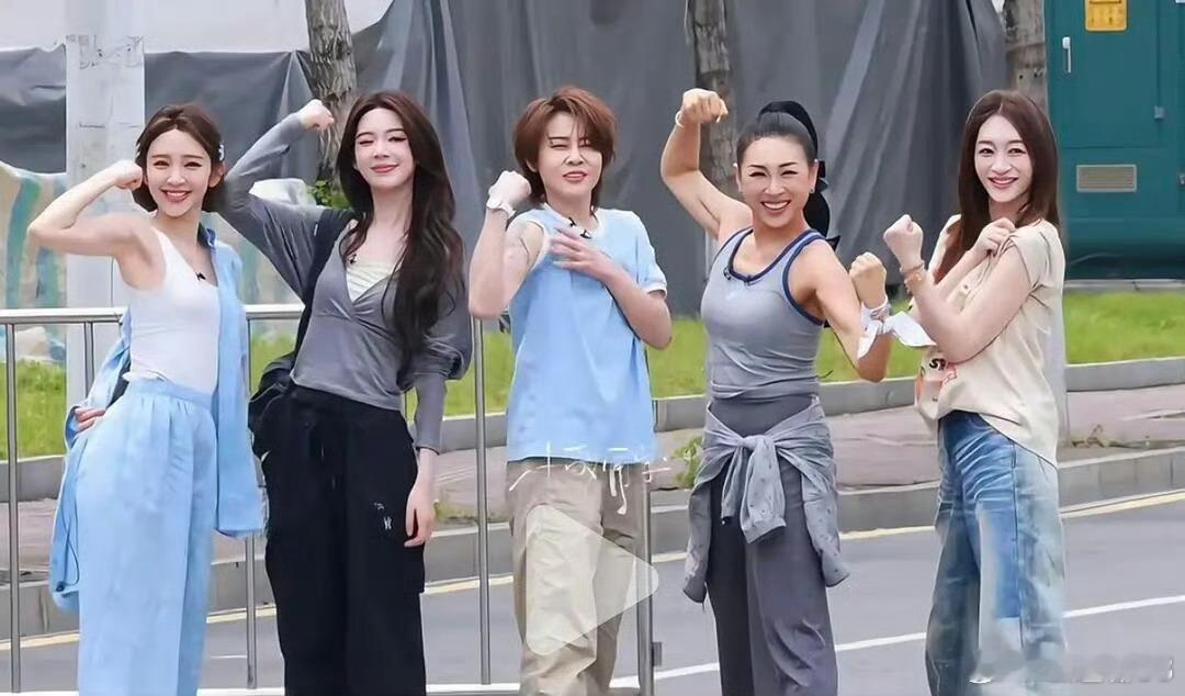 李小冉 毫无运动痕迹 哈哈哈哈哈纯脂战士，肯定很好rua 