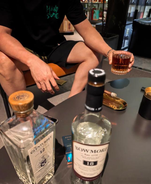 宁愿错过也不愿做错啊！[笑cry][笑cry]没什么好行情就不做了，跟朋友小酌一