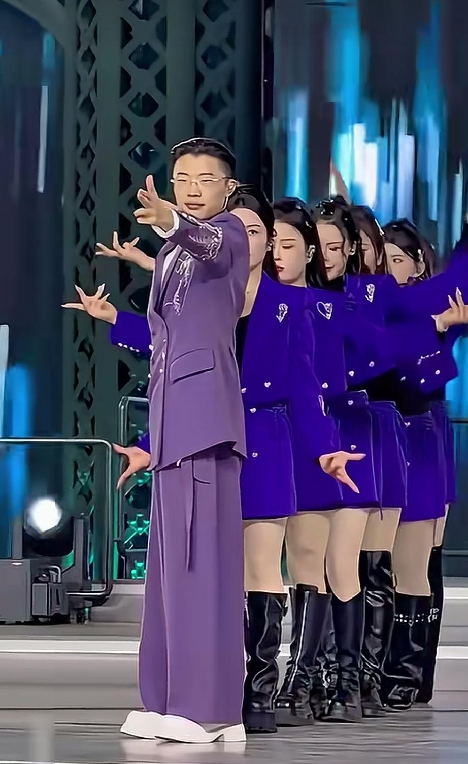 谁再说郭有才只会抱着吉他唱老歌？郭有才老师这场紫色舞台秀，直接把我看傻了！
 