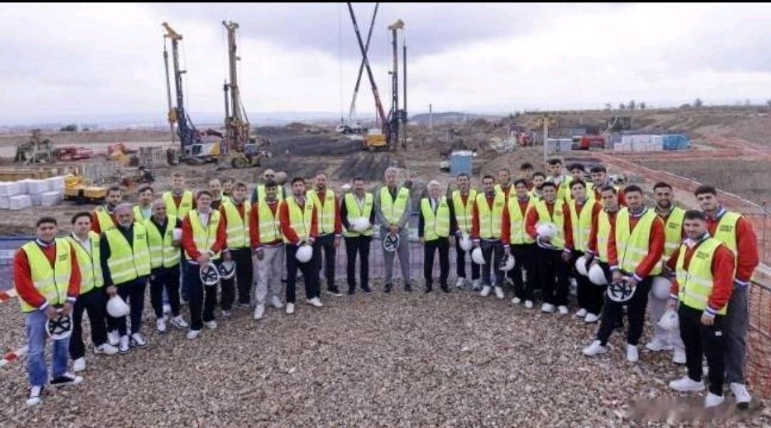 据西班牙《世界体育报》报道，马德里竞技一线队造访了正在施工中的马德里体育城建筑工