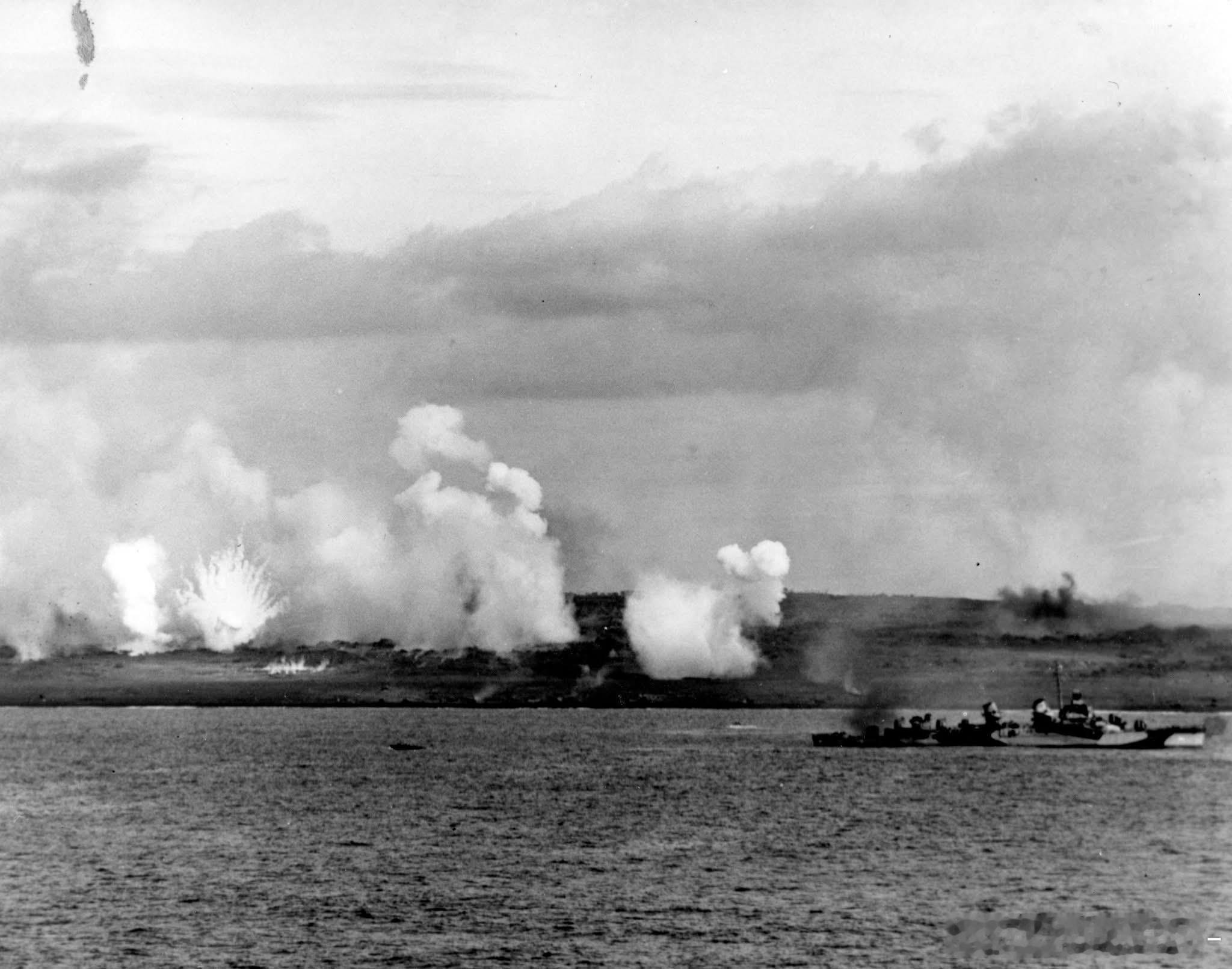 低近硫磺岛为陆战队提供火力支援的弗莱彻级特维格斯号驱逐舰，摄于1945年2月17