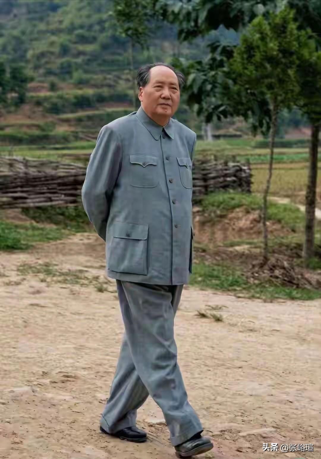 毛主席身材魁梧，迈步龙行虎步，威风凛凛，自带千钧气场，令人心生敬畏 。