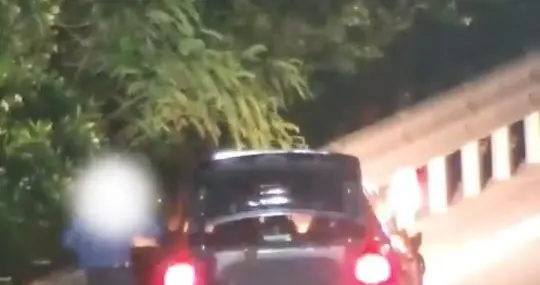 浙江高速上小车发生事故停在第一车道，车上男子下车在车道内来回晃悠，交警急了，电话里大吼：“很危险的，