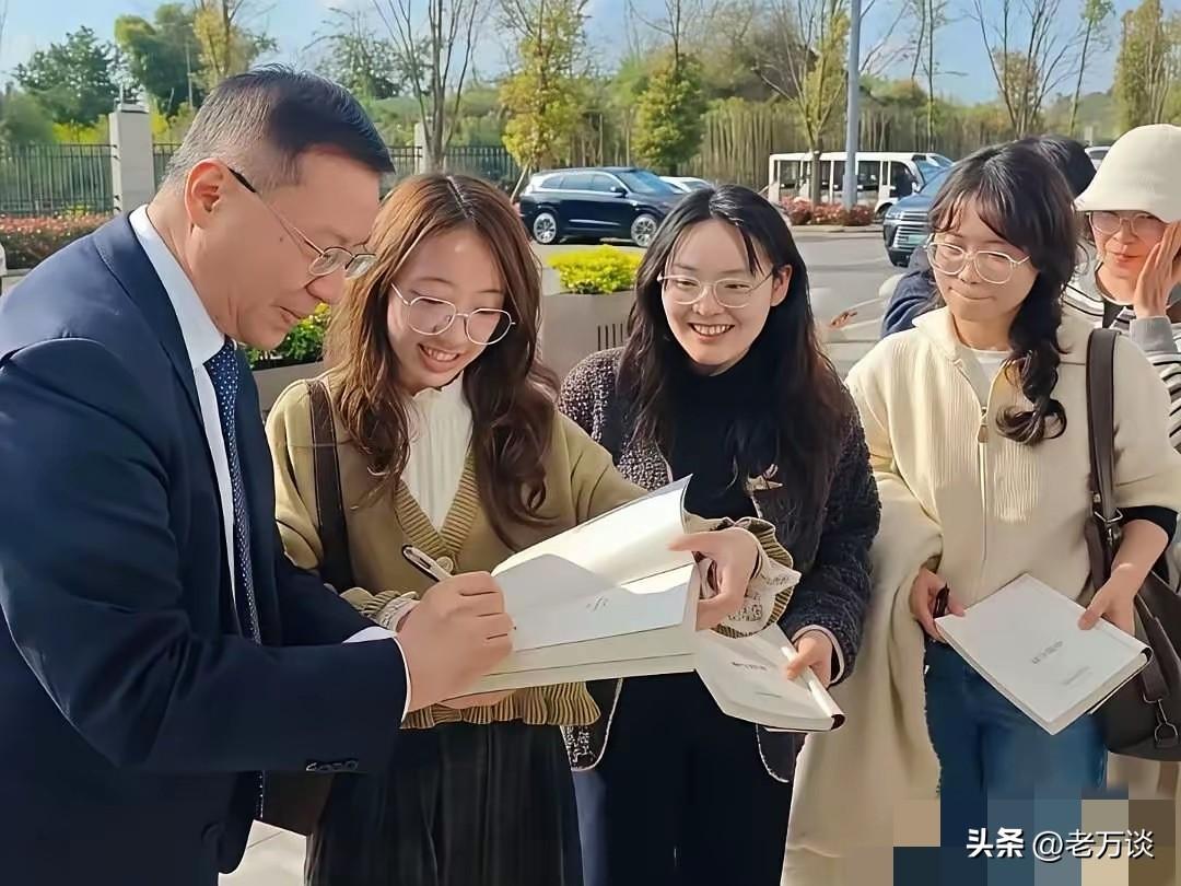 同学们排起了长长的队伍，按照顺序依次等待复旦大学知名教授张维为的签名，而且都是美