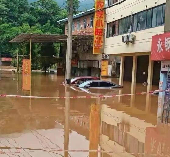 《重庆凌晨遭极端暴雨猛烈袭击：2小时雨量远超特大暴雨标准，22个区县全部沦陷无一