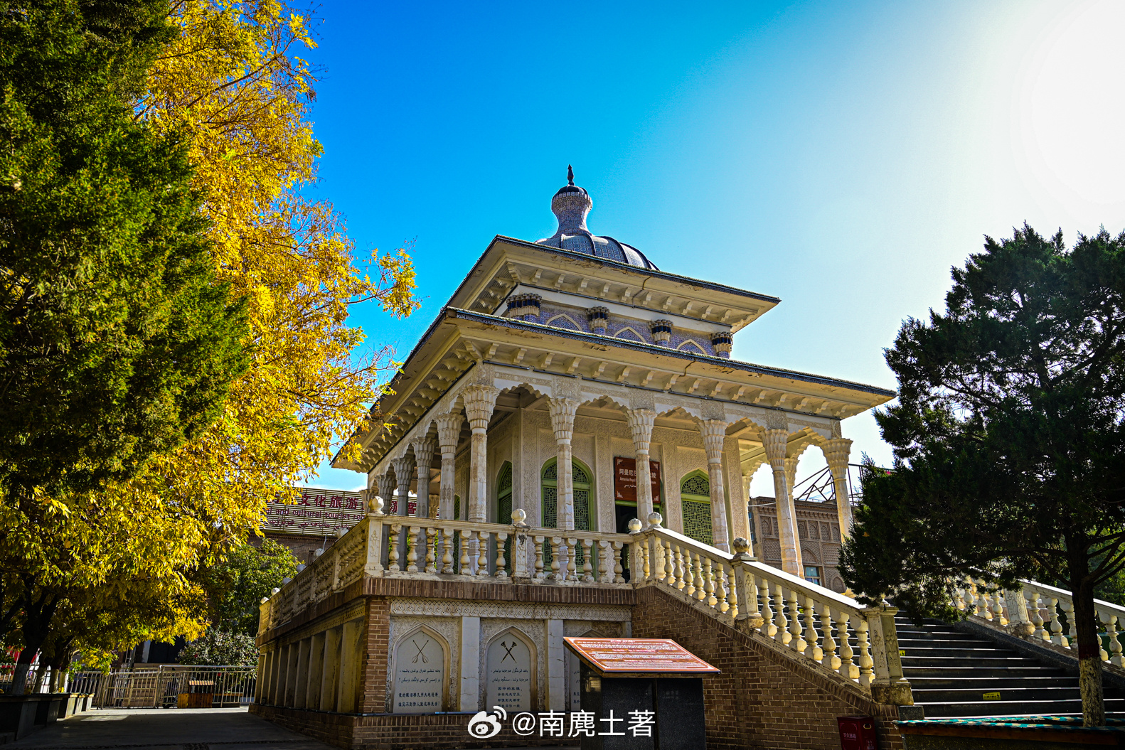 莎车县是当年叶尔羌汗国的都城，历经100多年，位于古城的王陵是为纪念11代王室成