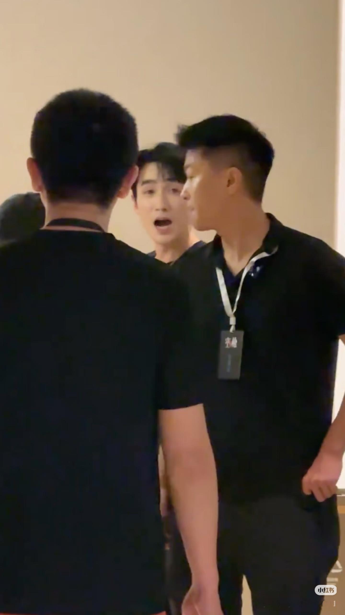 啊啊啊啊啊这个一龙怎会如此可爱！！！朱一龙万梓强朱一龙