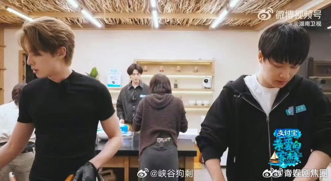 王鹤棣做炸酱亲爱的客栈王鹤棣一做炸酱，客栈直接变身专属小馆，这手艺真的太让人惊喜