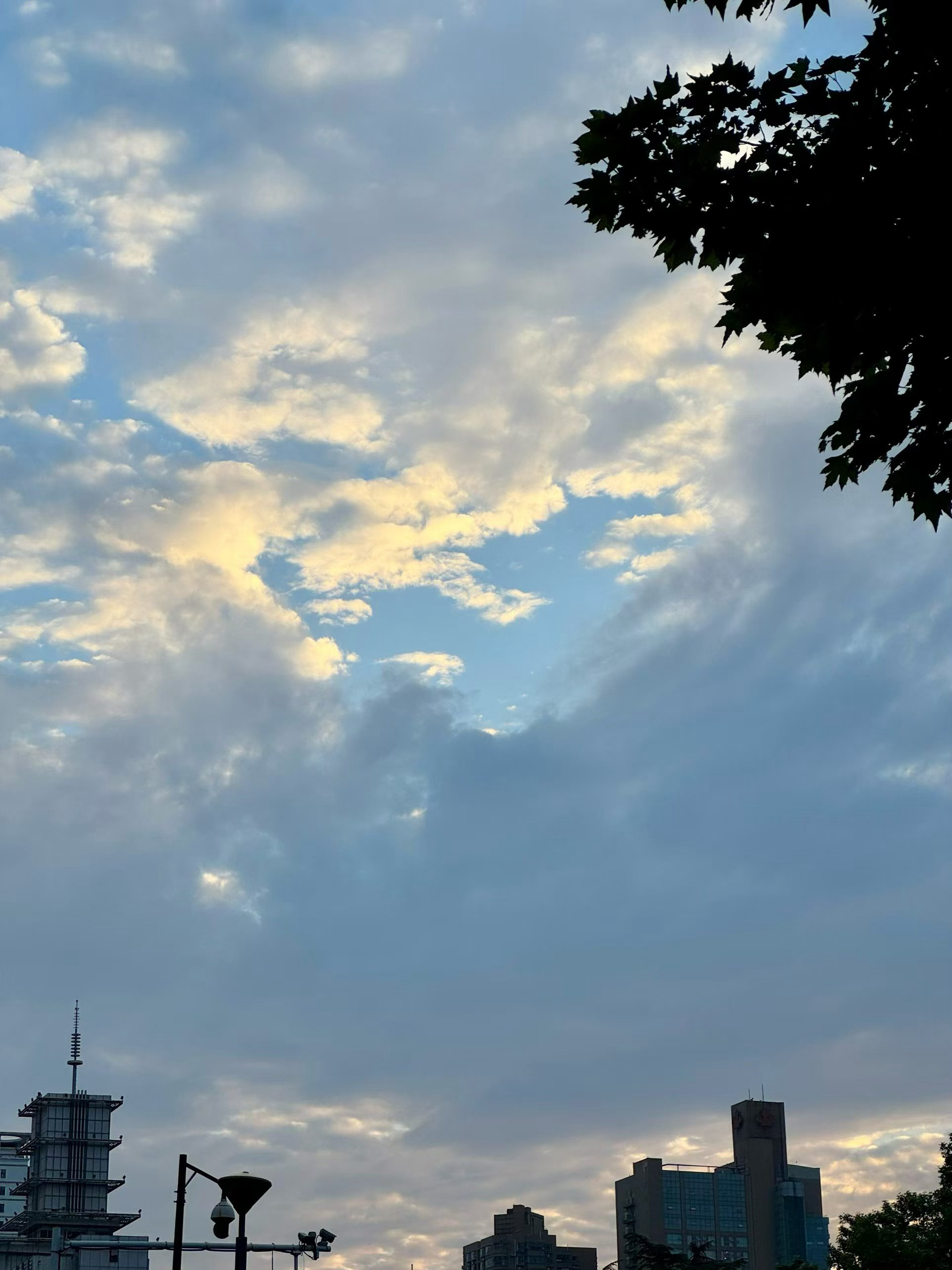 快看天空再给你比💗要开心哦！ 