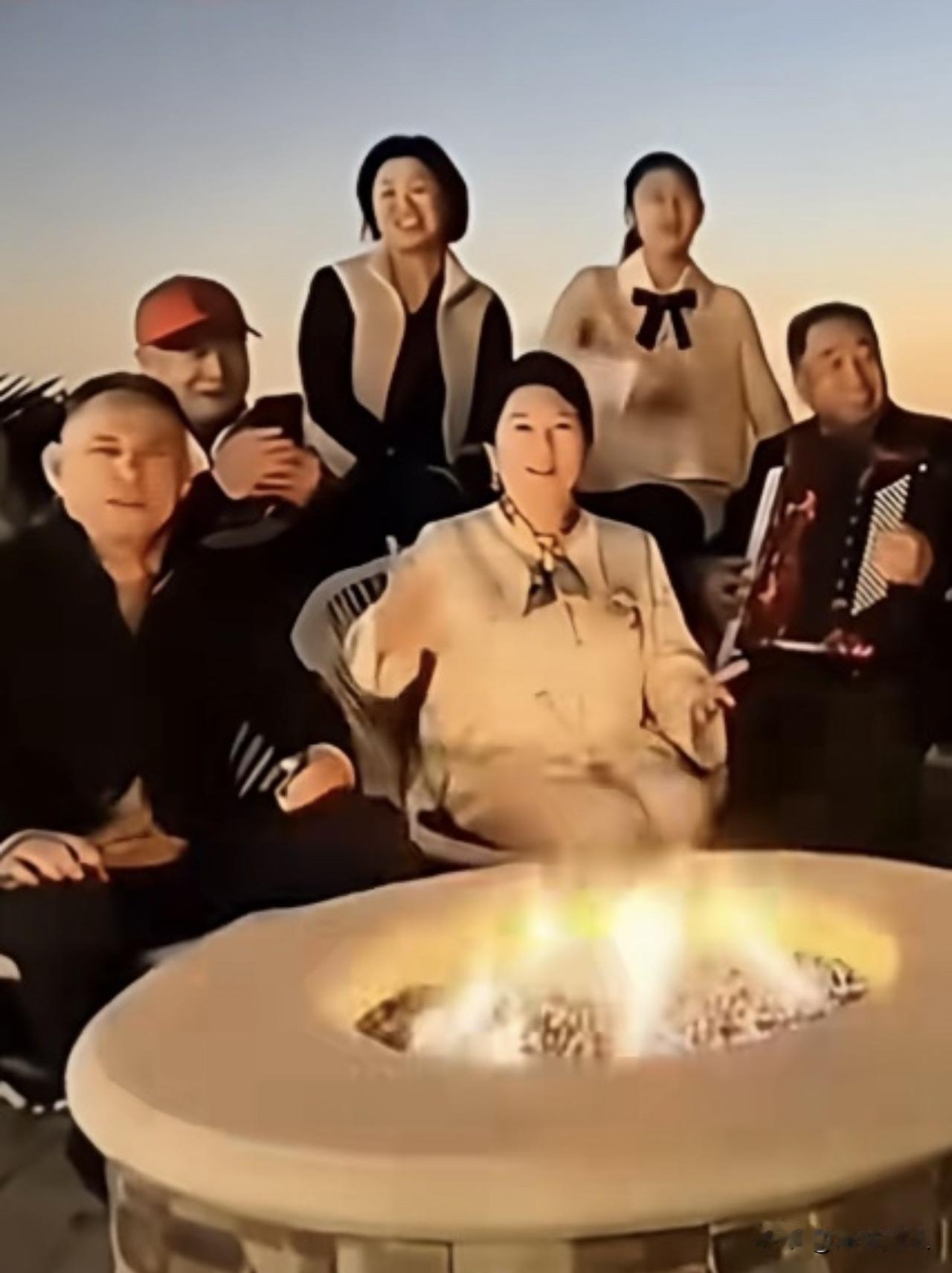 大家晚上好，快过圣诞节了，

今天，又和姜昆老师和静民老师，一起欢聚一堂。

姜