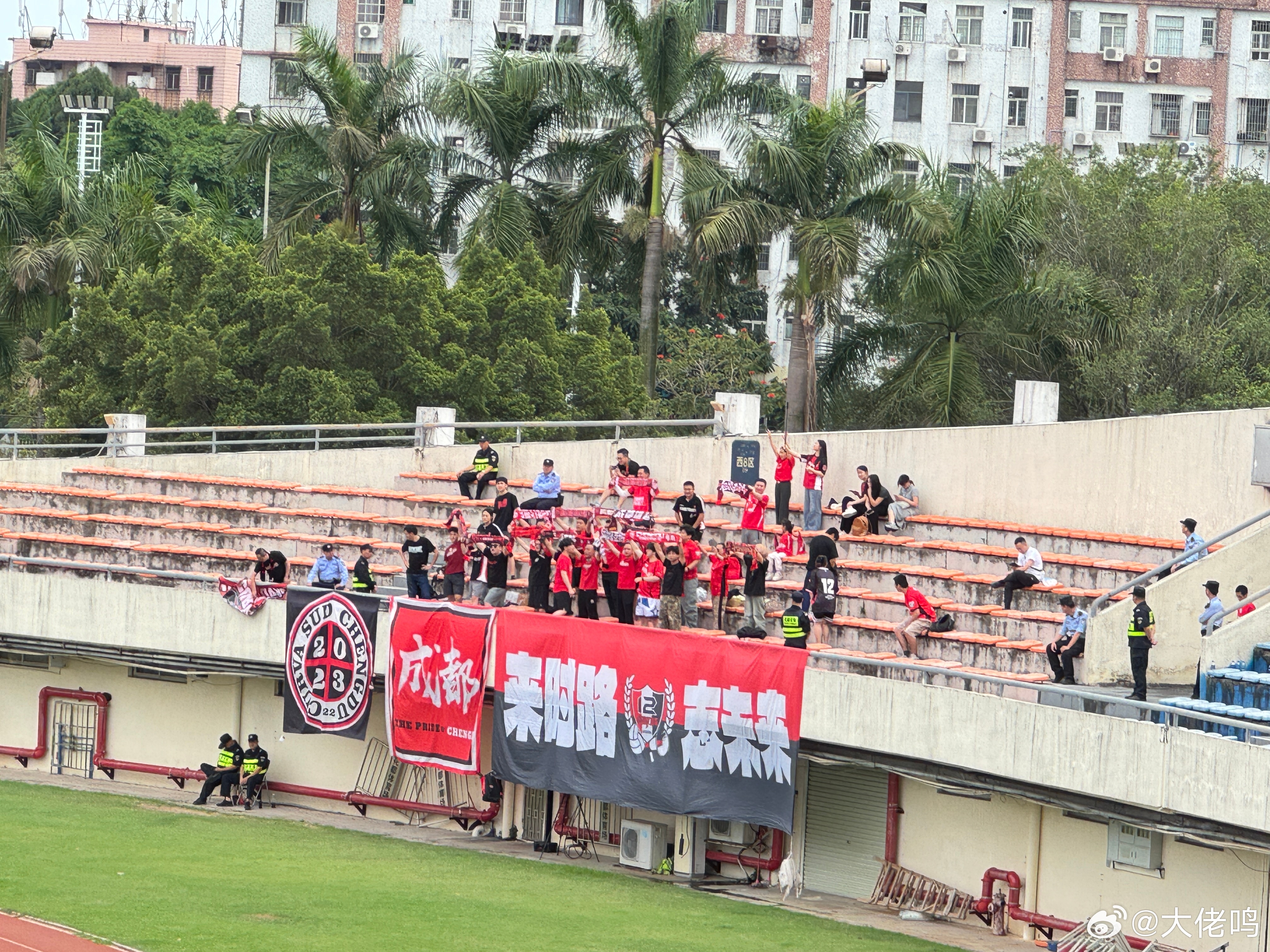今天下午广州蒲公英足球俱乐部 赛季首个主场到花都体育场的球迷还挺多，客队成都蓉城