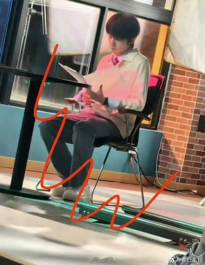 TF杨博文新剧拍摄路透哇哇哇哇，杨博文在电视剧《我们的少年时代2》片场路透来了，